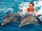 плавать на дельфине